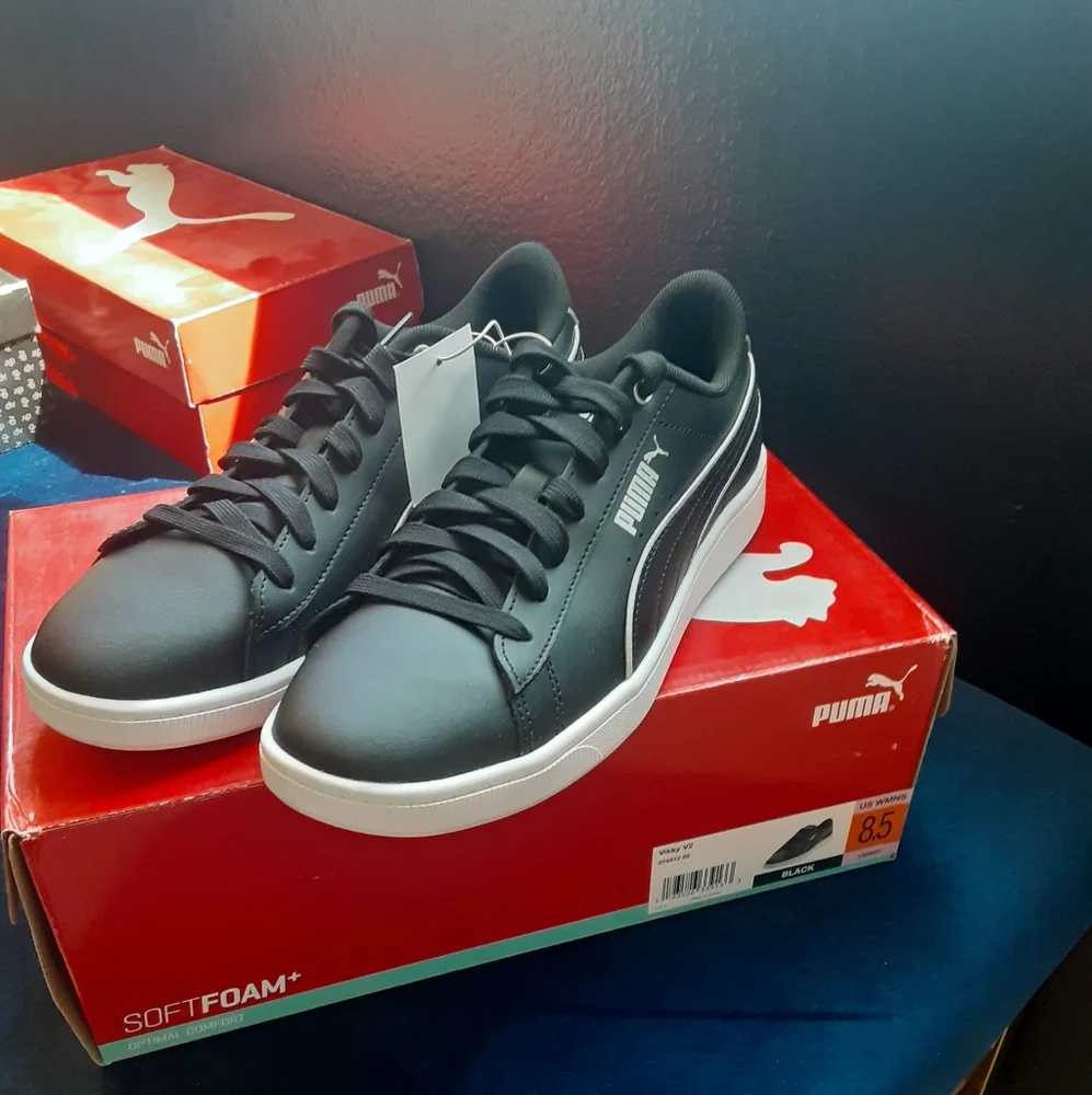 Black Puma sneakers tennis shoes - Picture 1 of 5